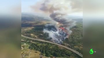 Los bomberos trabajan para evitar que se extienda el incendio de Vilaza, en Ourense