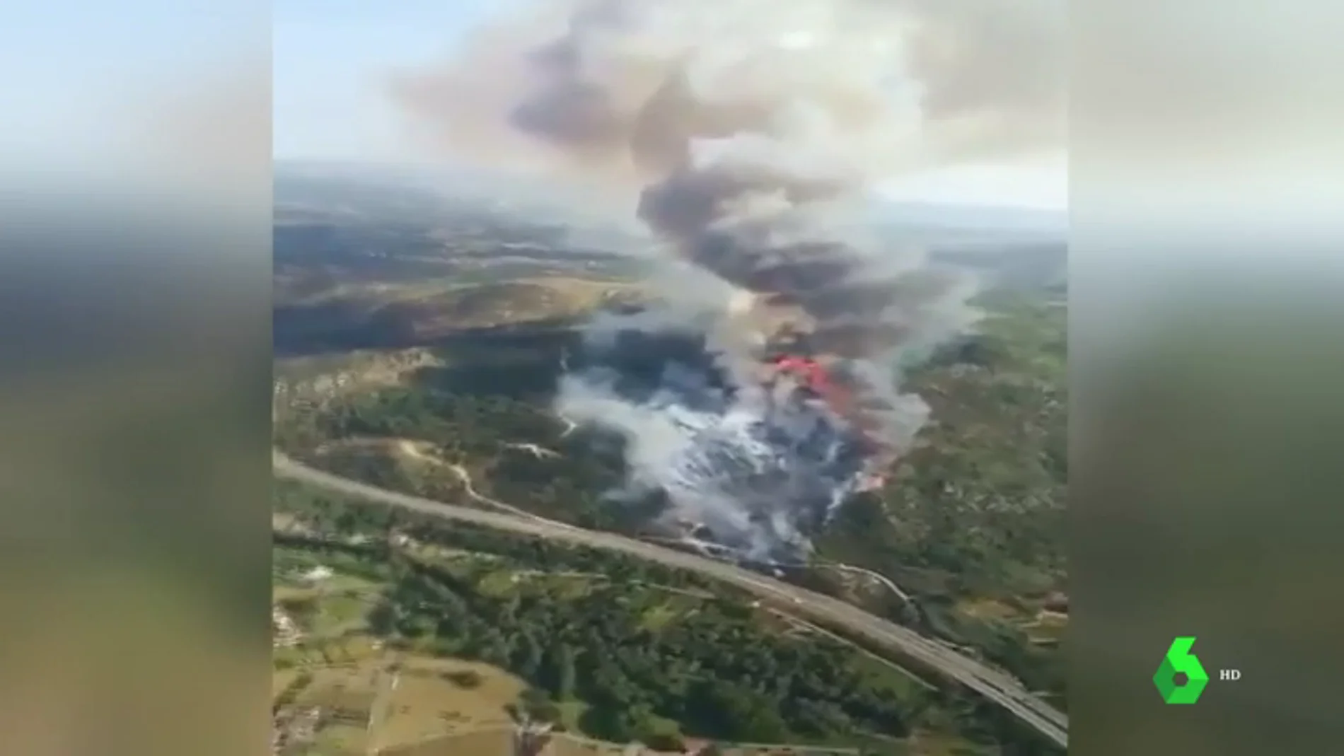 Los bomberos trabajan para evitar que se extienda el incendio de Vilaza, en Ourense