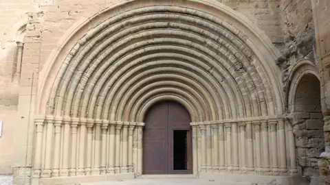 Monasterio de Santa María de Sigena, Huesca Una ruta por las iglesias románicas más bellas de España