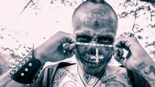 En la imagen el joven que quiere parecer a una calavera, Kalaca Skull En la imagen el joven que quiere parecer a una calavera, Kalaca Skull