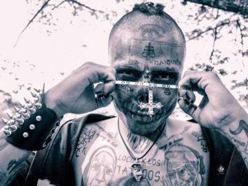 En la imagen el joven que quiere parecer a una calavera, Kalaca Skull En la imagen el joven que quiere parecer a una calavera, Kalaca Skull