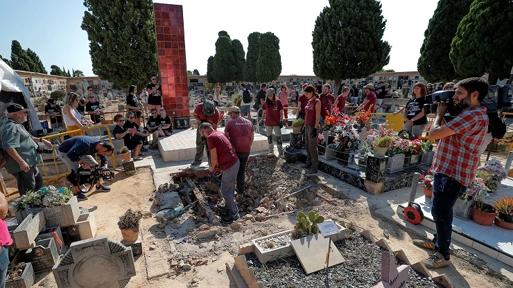 Exhumaciones en la fosa 112 de Paterna