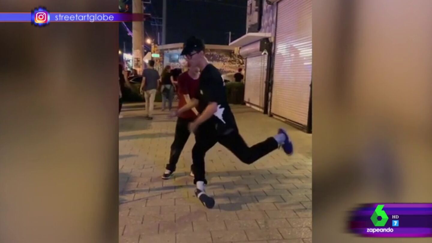 El espectacular baile de un chico en la calle como "si le hubiese invadido el esp&iacute;ritu de Michael Jackson"