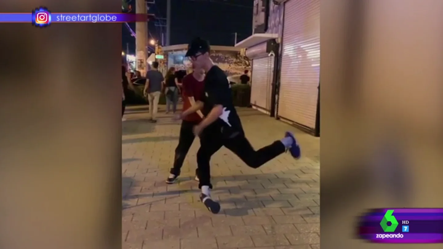 El espectacular baile de un chico en la calle como "si le hubiese invadido el espíritu de Michael Jackson" El espectacular baile de un chico en la calle como "si le hubiese invadido el espíritu de Michael Jackson"