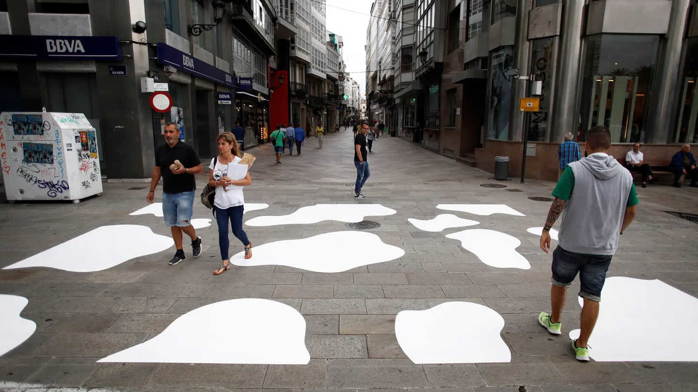 Una acción reivindicativa cambia un paso de peatones por "el primer paso de vaca" de A Coruña. Una acción reivindicativa cambia un paso de peatones por "el primer paso de vaca" de A Coruña.