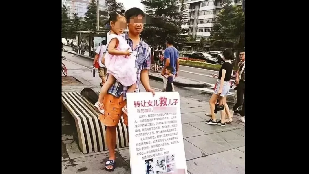 En la imagen, el padre intentando vender a su hija en una calle de China