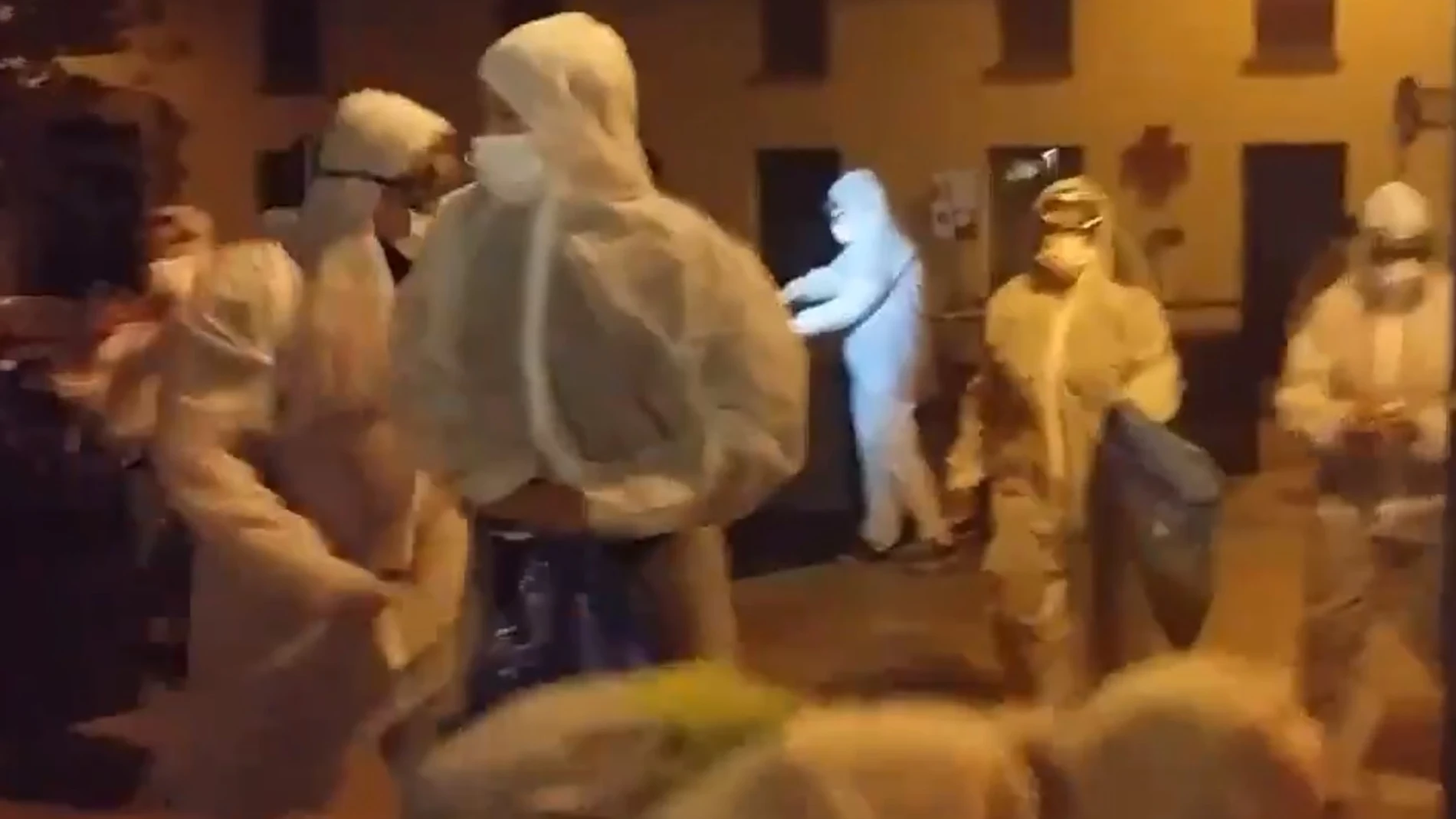 Miembros de la autodenominada 'brigada de limpieza' retirando lazos amarillos en Girona