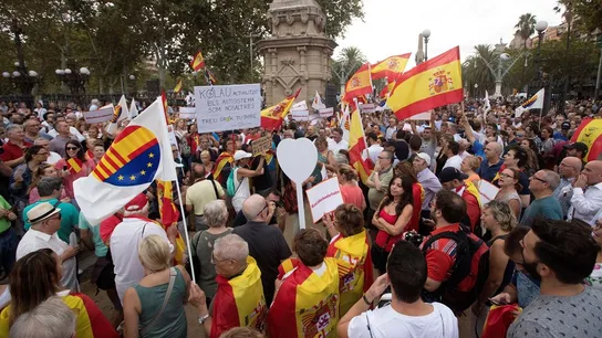 Concentración de apoyo a la mujer agredida cuando retiraba lazos amarillos en Barcelona Concentración de apoyo a la mujer agredida cuando retiraba lazos amarillos en Barcelona
