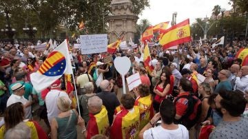 Concentración de apoyo a la mujer agredida cuando retiraba lazos amarillos en Barcelona