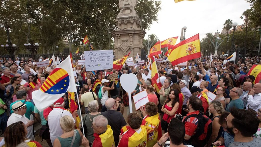 Concentración de apoyo a la mujer agredida cuando retiraba lazos amarillos en Barcelona