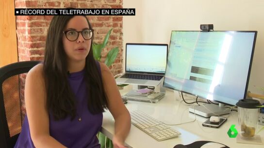 Joven que trabaja desde su casa