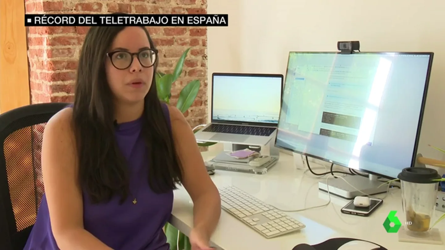 Joven que trabaja desde su casa Joven que trabaja desde su casa