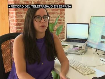 Joven que trabaja desde su casa Joven que trabaja desde su casa