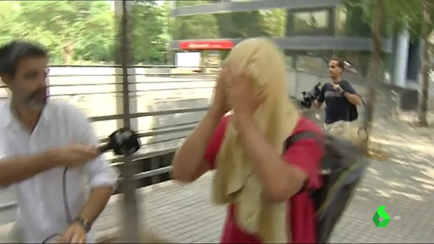 El detenido por agredir a una mujer que quitaba lazos amarillos en Barcelona queda en libertad con cargos El detenido por agredir a una mujer que quitaba lazos amarillos en Barcelona queda en libertad con cargos