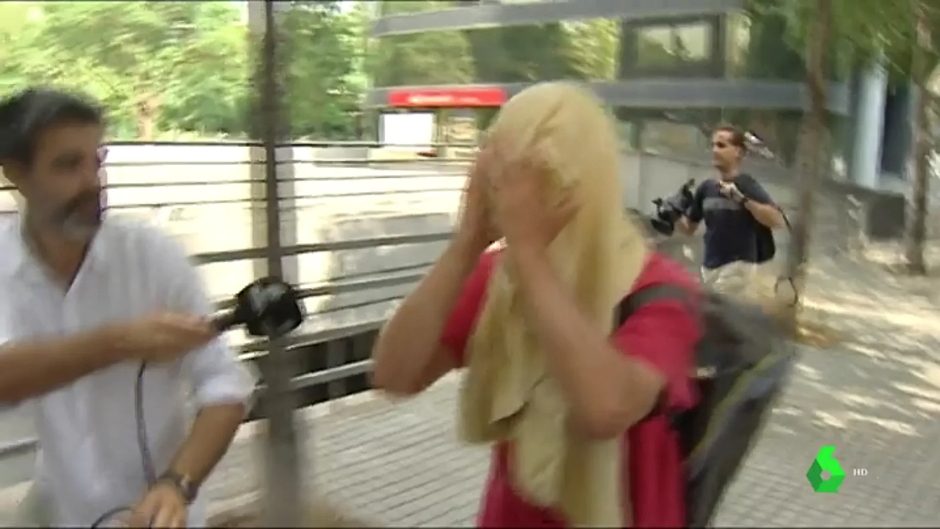 El detenido por agredir a una mujer que quitaba lazos amarillos en Barcelona queda en libertad con cargos