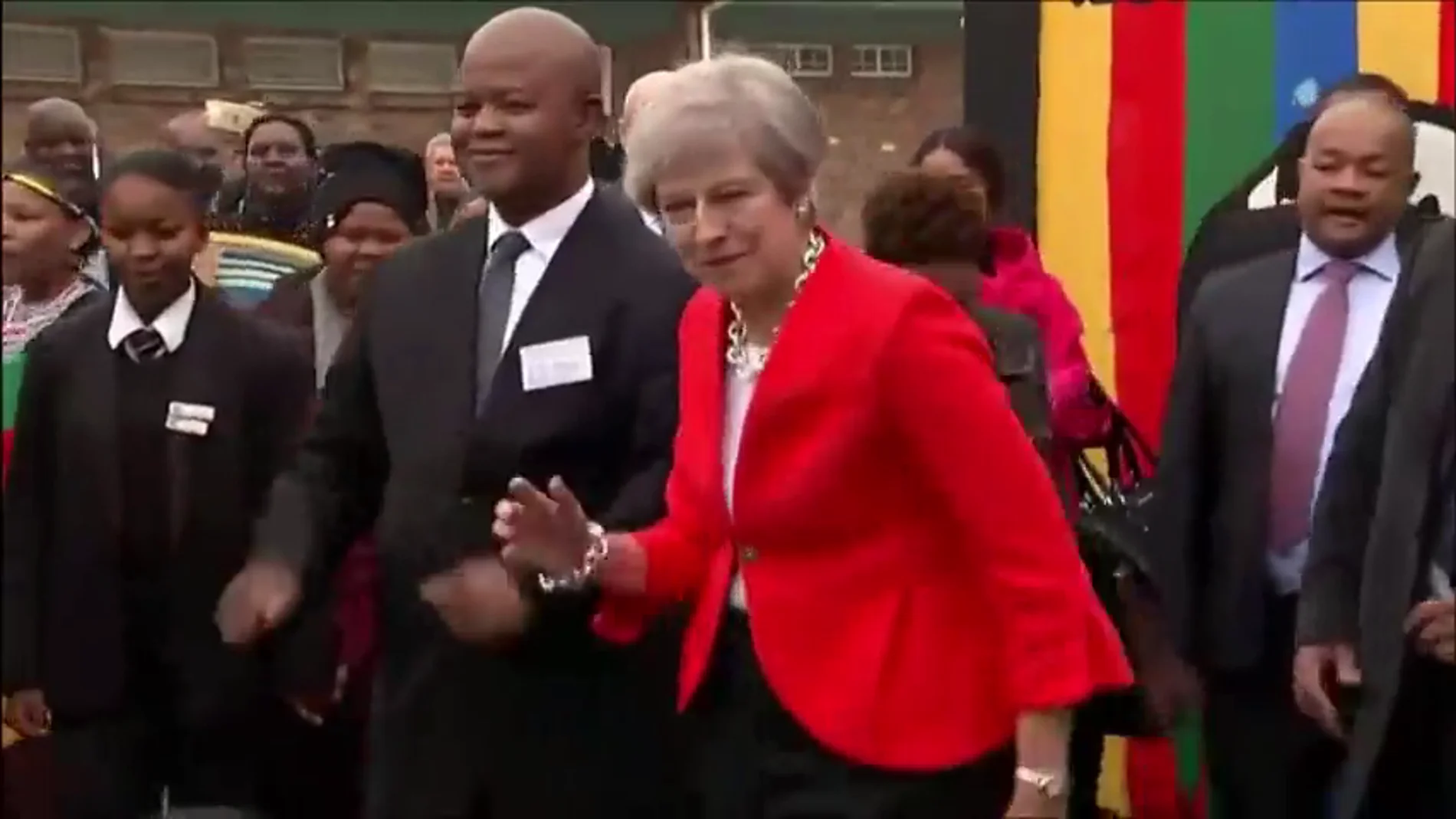 Theresa May baila en Sudáfrica