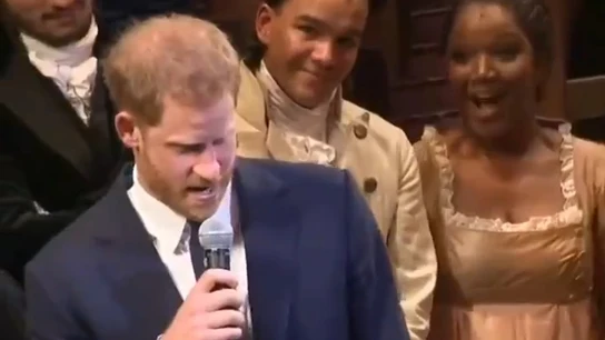 Imagen del príncipe Harry cantando Imagen del príncipe Harry cantando