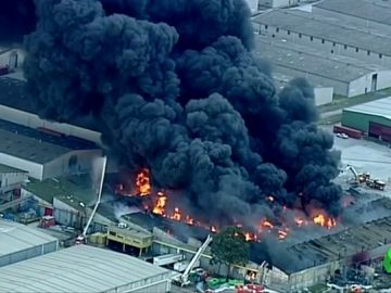 Arde una planta química en Melbourne provocando una nube de gas tóxico Arde una planta química en Melbourne provocando una nube de gas tóxico