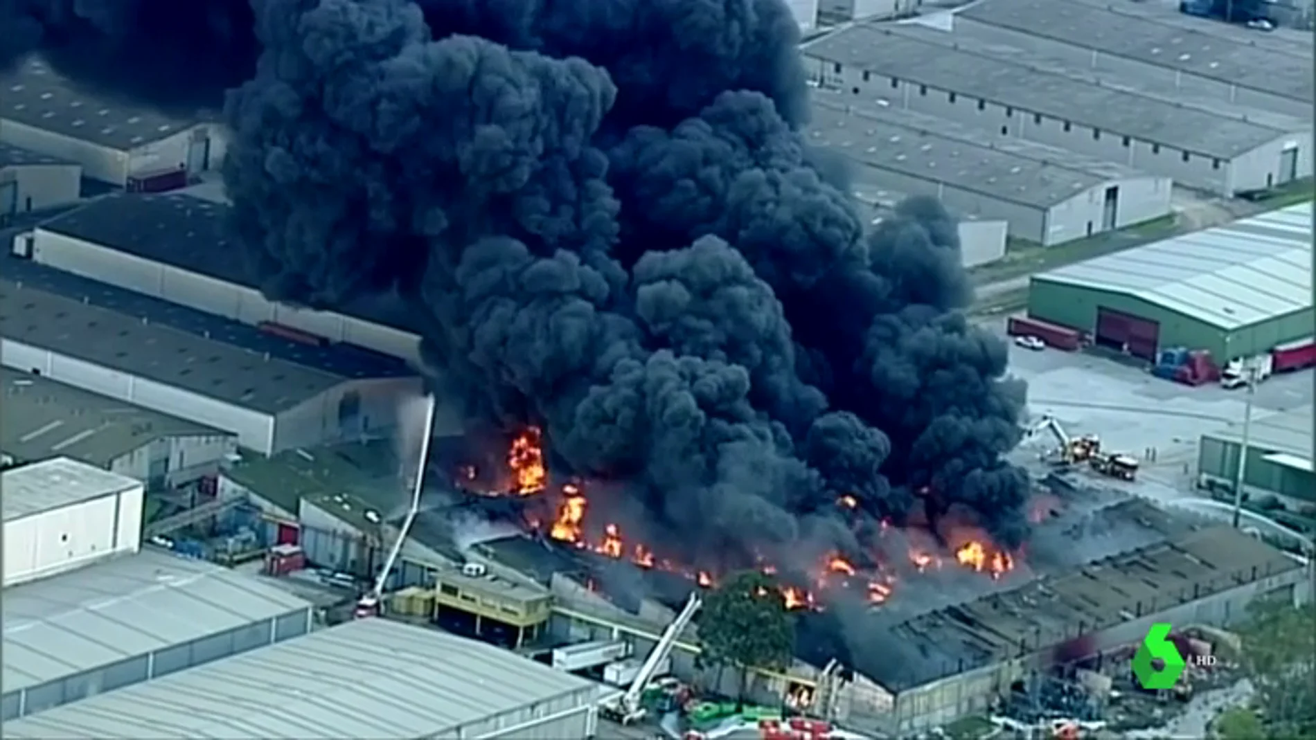 Arde una planta química en Melbourne provocando una nube de gas tóxico