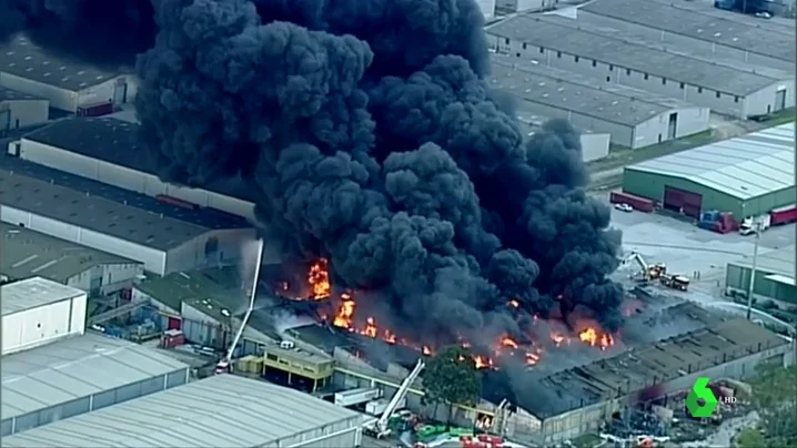 Arde una planta química en Melbourne provocando una nube de gas tóxico Arde una planta química en Melbourne provocando una nube de gas tóxico