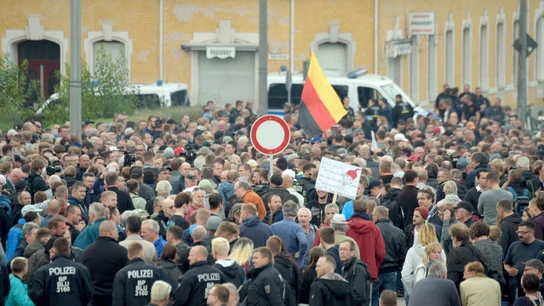 Manifestantes se congregan frente al estadio del Chemnitz Manifestantes se congregan frente al estadio del Chemnitz