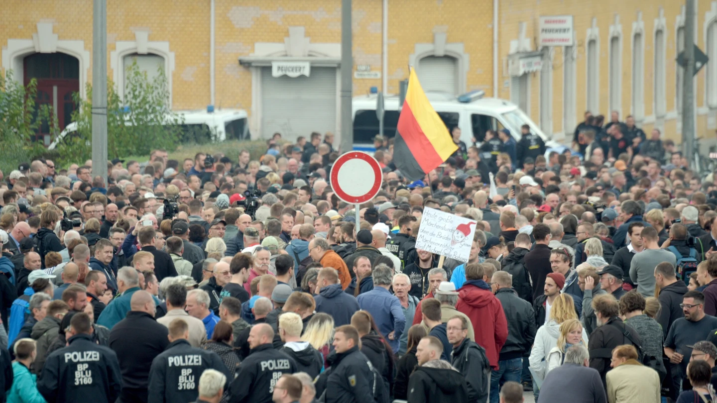 Manifestantes se congregan frente al estadio del Chemnitz Manifestantes se congregan frente al estadio del Chemnitz