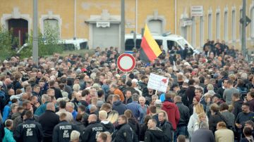 Manifestantes se congregan frente al estadio del Chemnitz