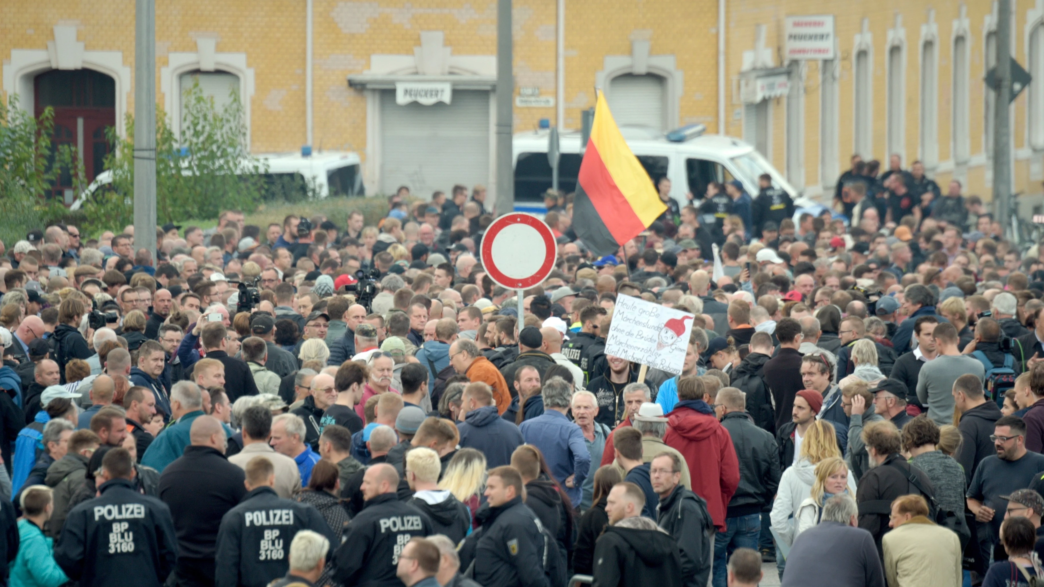 Manifestantes se congregan frente al estadio del Chemnitz