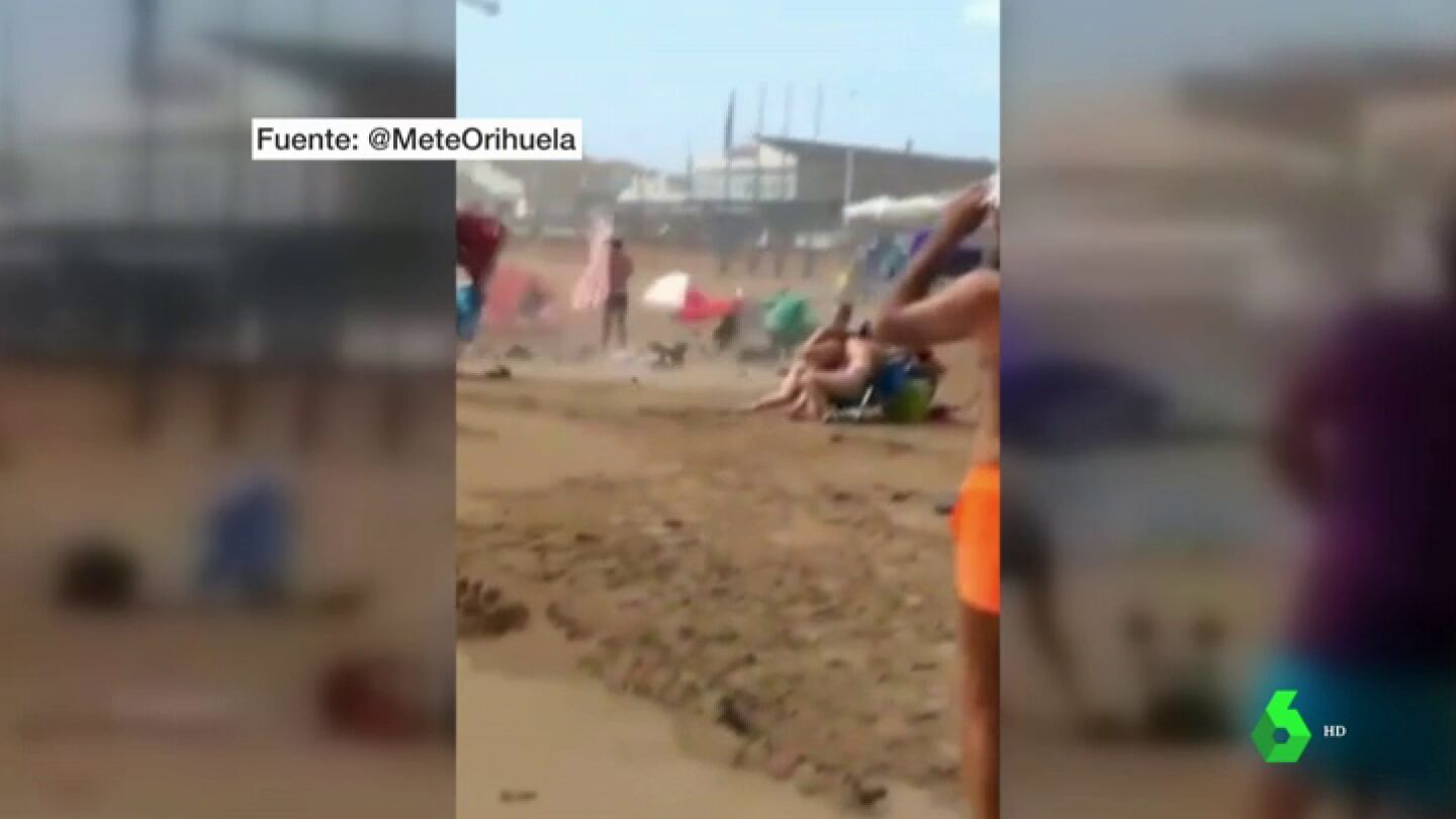Un tornado pilla por sorpresa a los ba&ntilde;istas en una playa de Torrevieja