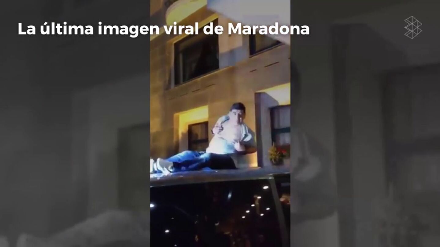 Maradona la vuelve a liar: le cantan, se sube a un coche y... &iexcl;muestra el pecho!