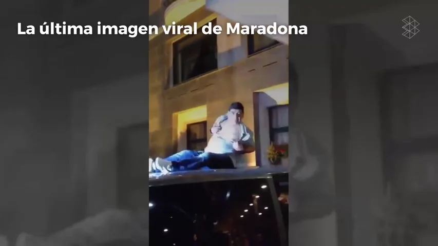 Maradona la vuelve a liar: le cantan, se sube a un coche y... ¡muestra el pecho!