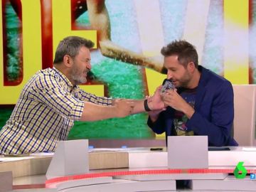 El aliento de Frank Blanco, subastado por Miki Nadal: así es el momento más surrealista de Zapeando El aliento de Frank Blanco, subastado por Miki Nadal: así es el momento más surrealista de Zapeando