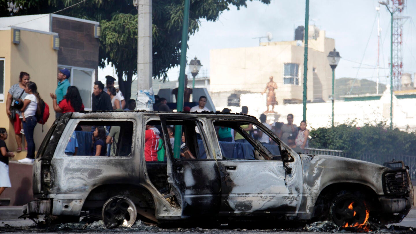 El veh&iacute;culo incinerado donde transportaban a dos presuntos delincuentes que fueron quemados vivos por los vecinos