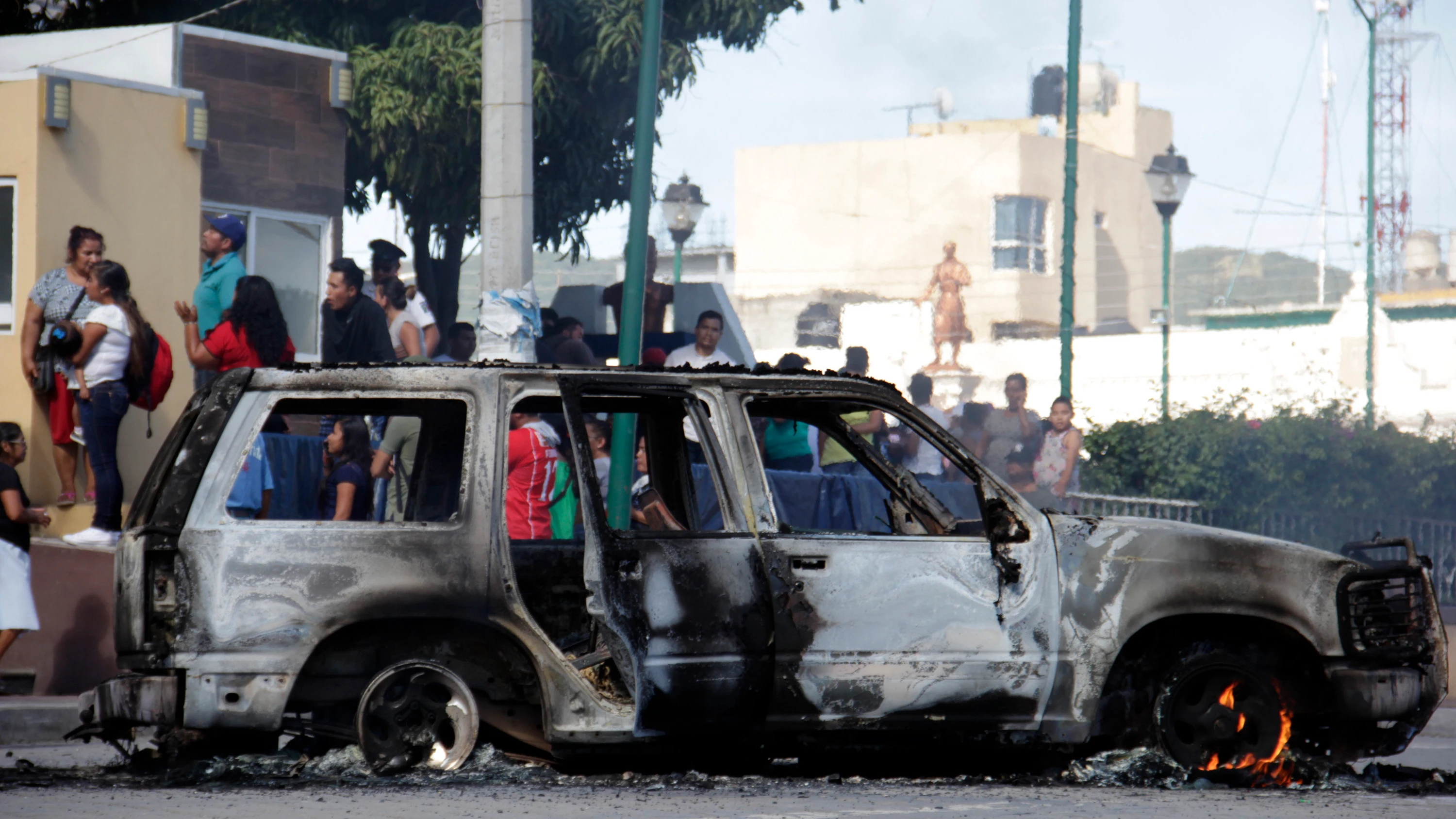 El vehículo incinerado donde transportaban a dos presuntos delincuentes que fueron quemados vivos por los vecinos