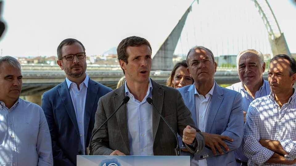 Pablo Casado acompañado de Javier Maroto y José Antonio Monago en Mérida