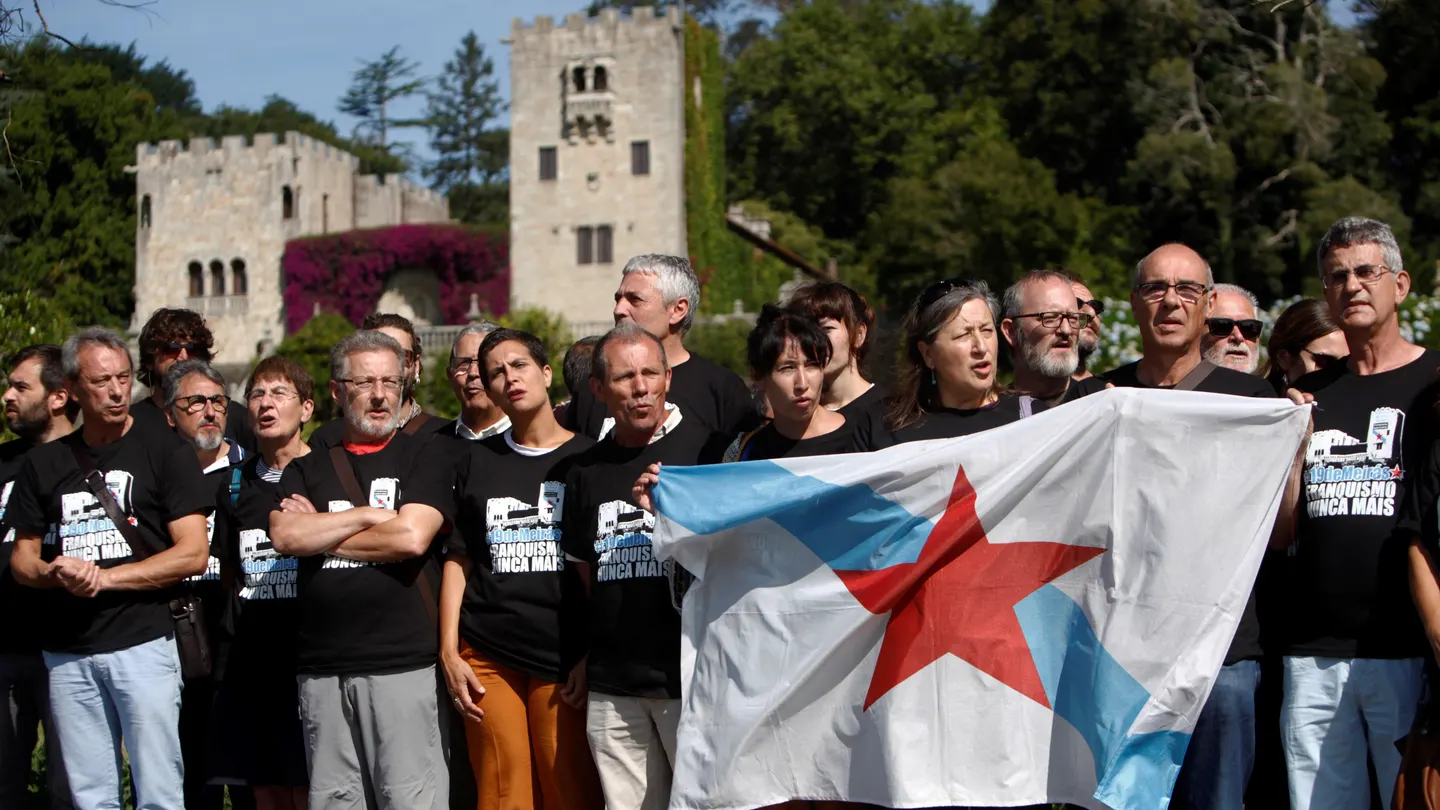 Concentración del colectivo '19 de Meirás' a los pies de la muralla del Pazo de Meirás Concentración del colectivo '19 de Meirás' a los pies de la muralla del Pazo de Meirás