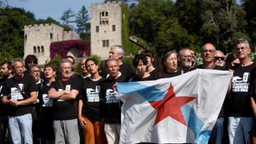 Concentración del colectivo '19 de Meirás' a los pies de la muralla del Pazo de Meirás