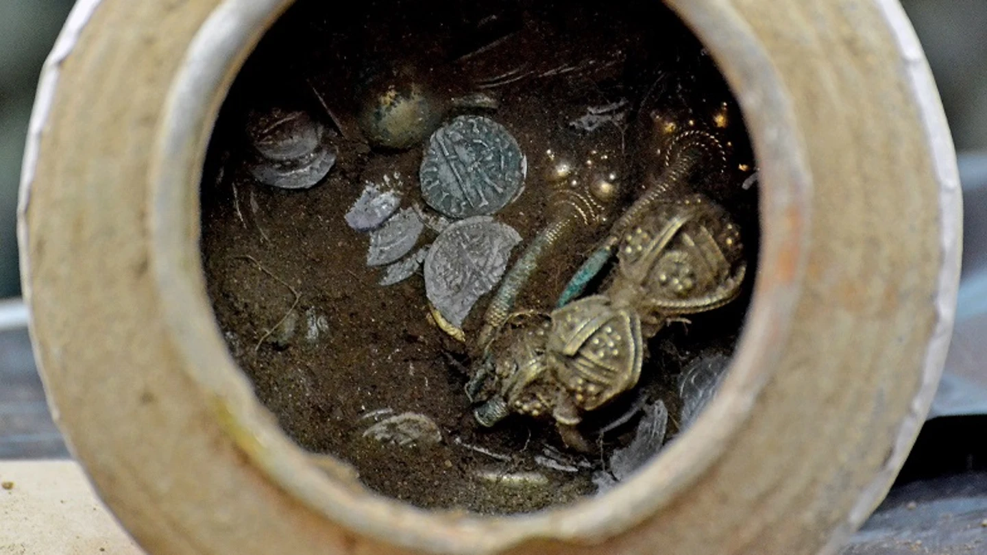 Vasija de cerámica encontrada con objetos dorados en su interior Vasija de cerámica encontrada con objetos dorados en su interior