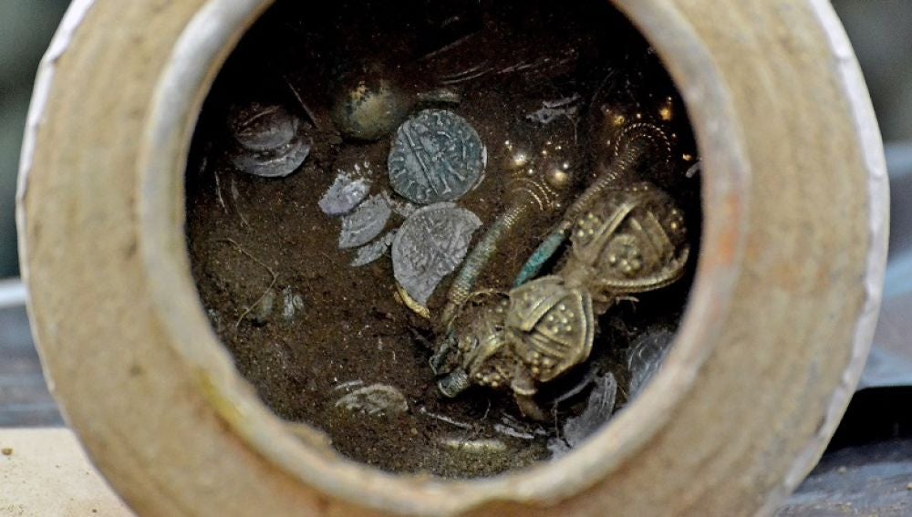 Vasija de cerámica encontrada con objetos dorados en su interior 