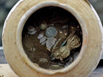 Vasija de cerámica encontrada con objetos dorados en su interior Vasija de cerámica encontrada con objetos dorados en su interior