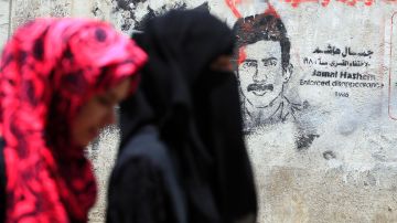 Dos mujeres paseando por Yemen