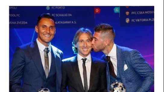 Sergio Ramos felicita a Modric por el premio a mejor jugador del año por la UEFA Sergio Ramos felicita a Modric por el premio a mejor jugador del año por la UEFA