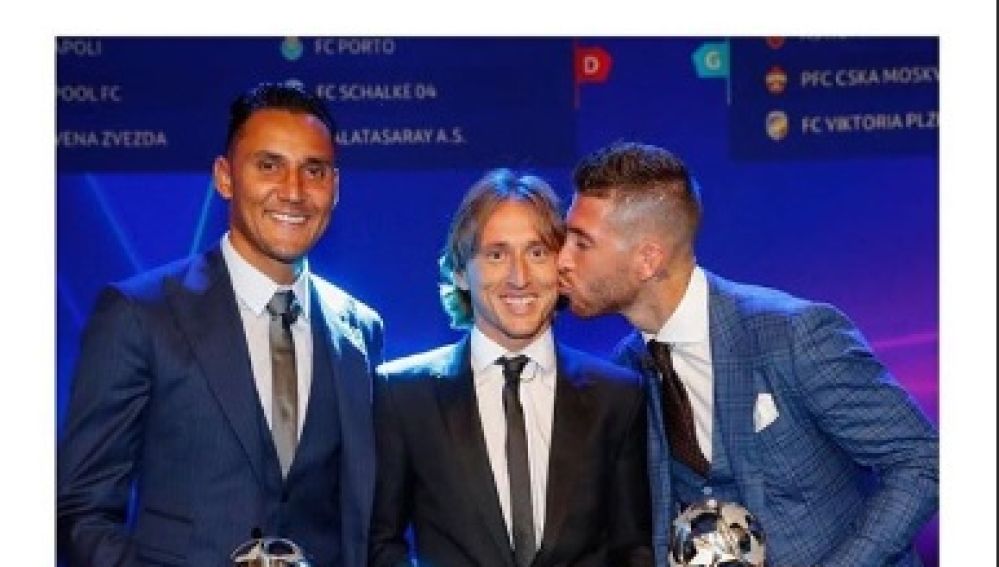 Sergio Ramos felicita a Modric por el premio a mejor jugador del año por la UEFA