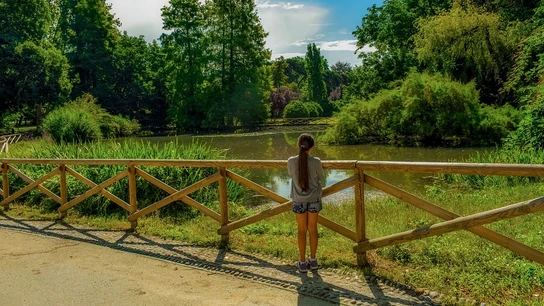 Niña en un parque Niña en un parque