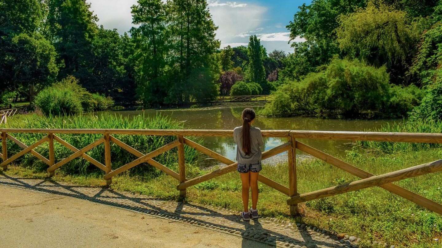Ni&ntilde;a en un parque
