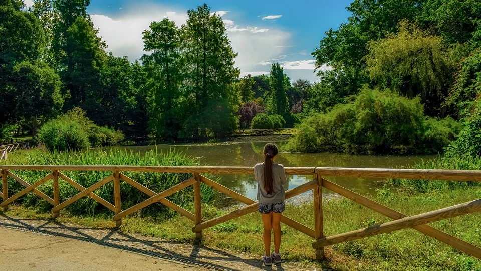 Niña en un parque