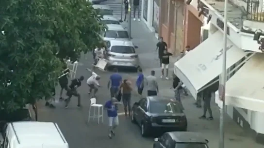 Brutal pelea entre ultras antes del Sevilla vs Sigma Olomouc de Europa League Brutal pelea entre ultras antes del Sevilla vs Sigma Olomouc de Europa League