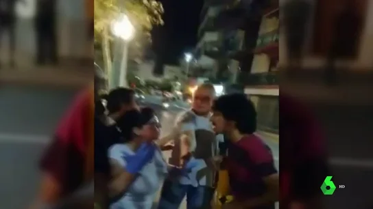 Cruce de insultos entre el dueño de un bar y un grupo de independentistas en Blanes: "Eres una hija de puta" Cruce de insultos entre el dueño de un bar y un grupo de independentistas en Blanes: "Eres una hija de puta"