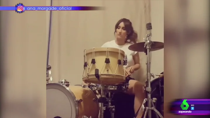 Ana Morgade tocando la batería Ana Morgade tocando la batería
