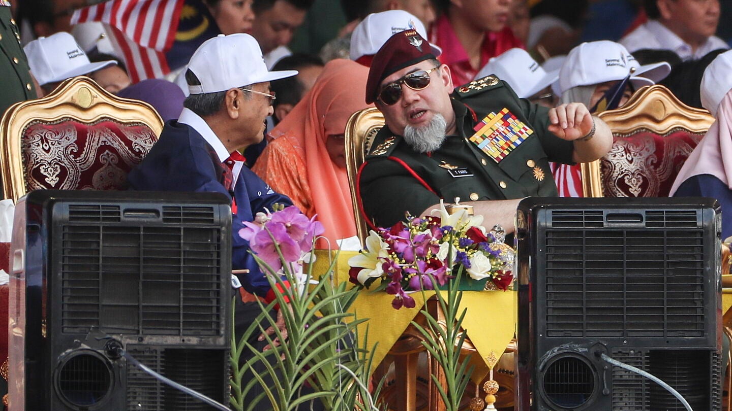 Sult&aacute;n de Malasia junto al primer ministro